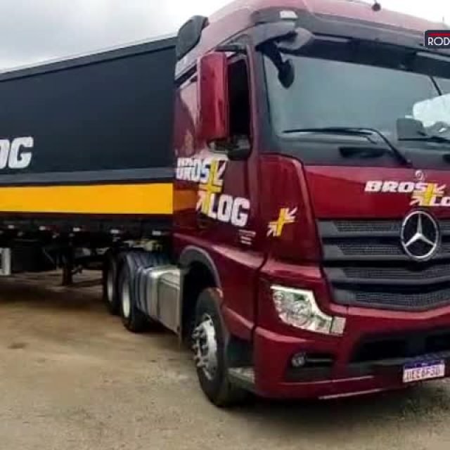 Lembra do nosso SUPER COMBO?

Agora é hora de admirar todos os detalhes desse gigante. Diversos ângulos pra ver a adesivação do cavalo mecânico (cabine) e a pintura de lona com acabamento PU no sider do nosso cliente e parceiro BrosLog.

Seguimos com força total!

#PraTodosVerem - O vídeo mostra um caminhão sider saindo do pátio da empresa ruma às estradas. Lona preta, logo nas cores - branco, cinza e amarelo. Cabine vermelho metálico com o logo da empresa. Ao final, em um fundo azul aparece a letra V em vermelho, seguido do restante do nome RodovTruck na cor branca formando o logo da empresa.

#RodovTruck #Sider #PinturaCompleta #Adesivação #PadronizaçãoDeFrota #FixaçãoDeMarca #DNARodovTruck