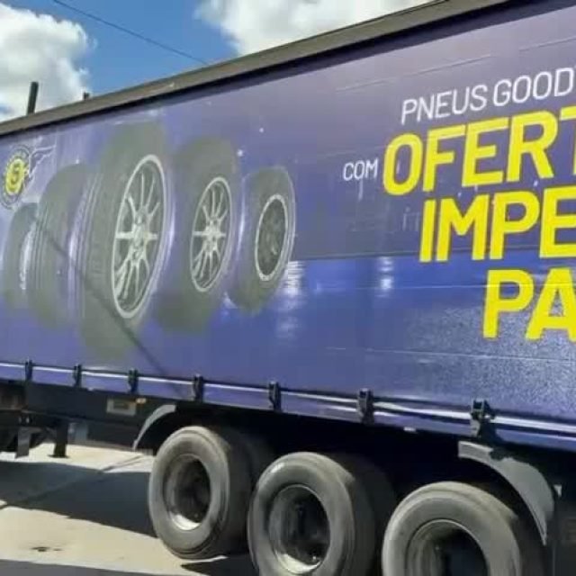 Sextou com saída dupla!

Fechamos a semana compartilhando a entrega de dois implementos da frota da Goodyear.  Instalação de lonas novas e impressão digital destacando os detalhes e as cores da campanha. 

Frota padronizada, destaque da marca, proteção e versatilidade para seu implemento.

Curtiu o resultado? Só nos chamar pelo link na Bio ou Direct e realizamos seu projeto.

Seguimos com força total!

#PraTodosVerem - O vídeo mostra a saída de dois caminhões sider do pátio da RodovTruck. Lonas azuis, logo e detalhes nas cores amarelo e branco. Ao final, em um fundo azul aparece a letra V em vermelho, seguido do restante do nome RodovTruck na cor branca formando o nome da empresa.

#RodovTruck #Sider #LonaDeSider #Adesivação  #ImpressãoDigital #PadronizaçãoDeFrota #FixaçãoDeMarca #DNARodovTruck