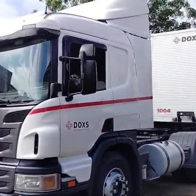 Se liga nessa adesivação!

Adesivos com impressão digital no cavalo mecânico da Doxs Logística. Foco no detalhe, padronização da frota e valorização da marca.

Curtiu? Só falar com a gente. Basta nos chamar via link da Bio ou Direct.

#RodovTruck #Adesivação #FrotaPadronizada