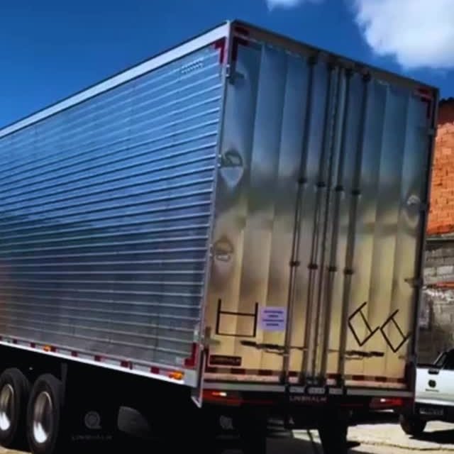 O processo que a gente respeita! 

Do baú corrugado sem marca à identidade completa da @jomedlog

Aplicar sobre frisos exige técnica e precisão, e o resultado final entrega toda a força da marca na estrada.

Destaque para esse conjunto Scania 100% movido a gás: tecnologia, sustentabilidade e robustez rodando juntas. 

Gostou dessa transformação no corrugado? 

Comente aqui o que achou! 

#RodoVTruck #Jomed #LogisticaSustentavel #BauCorrugado #ScaniaGas