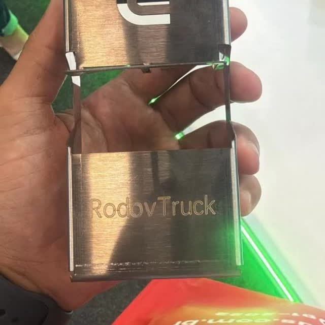 Presença confirmada na @feira.feimec

No último sábado, o time da @rodovtruck esteve presente na feira, conferindo de perto todas as novidades e tendências do setor. Fomos conferir as inovações da @periclesmaquinas e o resultado não poderia ser diferente: precisão impecável e tecnologia de ponta em cada detalhe.

Veja o brinde exclusivo da RodovTruck ganhando vida. É a engenharia e o design trabalhando juntos para transformar metal em inovação!

Parabéns ao time da Péricles pelo trabalho incrível e à FEIMEC por reunir o melhor da nossa indústria.

#Feimec #RodoVTruck #PericlesmMquinas #CorteLaser #InovacaoIndustrial