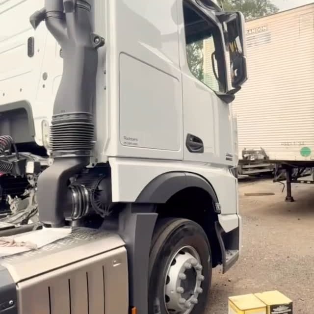 Identidade em Movimento.

A frota da @broslogistica está com cara nova!

Finalizamos a adesivação dos cavalos brancos e azuis, garantindo que a marca ganhe o destaque que merece em cada rodovia desse Brasil.

Mais do que estética, uma frota bem adesivada transmite:

Credibilidade imediata no carregamento e descarregamento.

Profissionalismo que destaca a empresa da concorrência.

Marketing 24h por onde o bruto passar.

O resultado ficou impecável e pronto para o trecho!

#BrosLog #AdesivaçãoDeFrota #Logística #IdentidadeVisual #RodoVTruck