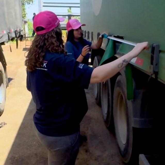 No pátio da Rodovtruck, o trabalho pesado ganha força com a precisão e o olhar atento das nossas profissionais! 

Da inspeção detalhada ao reparo das lonas na parceria com a @caturratransporte, garantimos que a sua carga siga sempre protegida com a máxima agilidade e segurança. 

Neste Outubro Rosa, celebramos quem faz a diferença todos os dias e reforçamos o compromisso com quem move o nosso transporte.

Lembre-se: cuidar da sua saúde é a sua maior força. Prevenir é o melhor caminho! 

Rodovtruck: qualidade que segue com você.

#Caminhões #Logística #OutubroRosa #Prevenção #RodoVTruck
